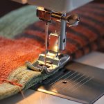 como-utilizar-una-maquina-de-coser-para-crear-ropa-personalizada